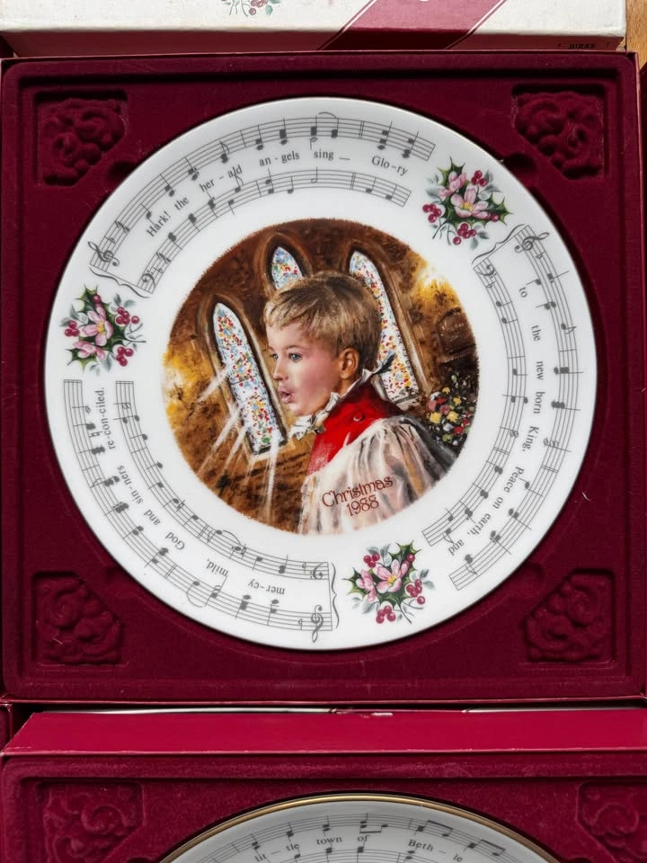 6 Royal Doulton Christmas Carol Plates - photo 5