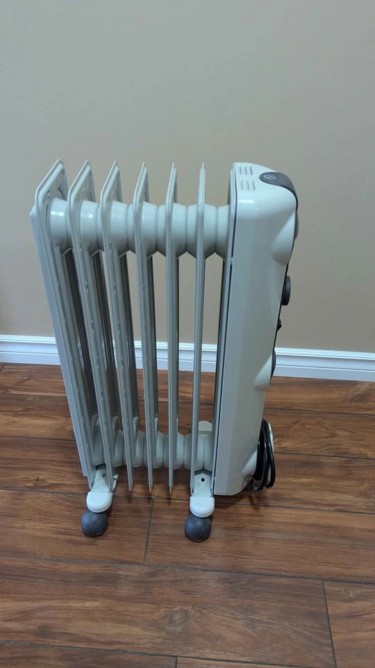 DeLonghi Oil-Filled Radiator Heater (Rarely Used!!) - photo 2