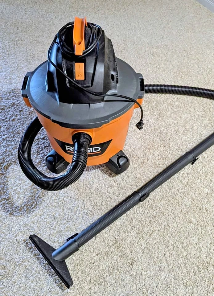 (Rarely used) RIDGID 9-Gallon Wet/Dry Shop Vac - 4.25 Peak HP