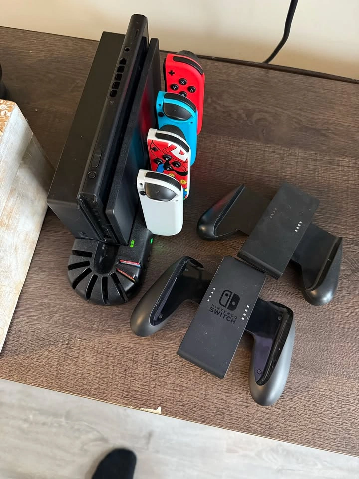Nintendo Switch 1 Bundle – Tons of Extras – Barely Used - photo 2