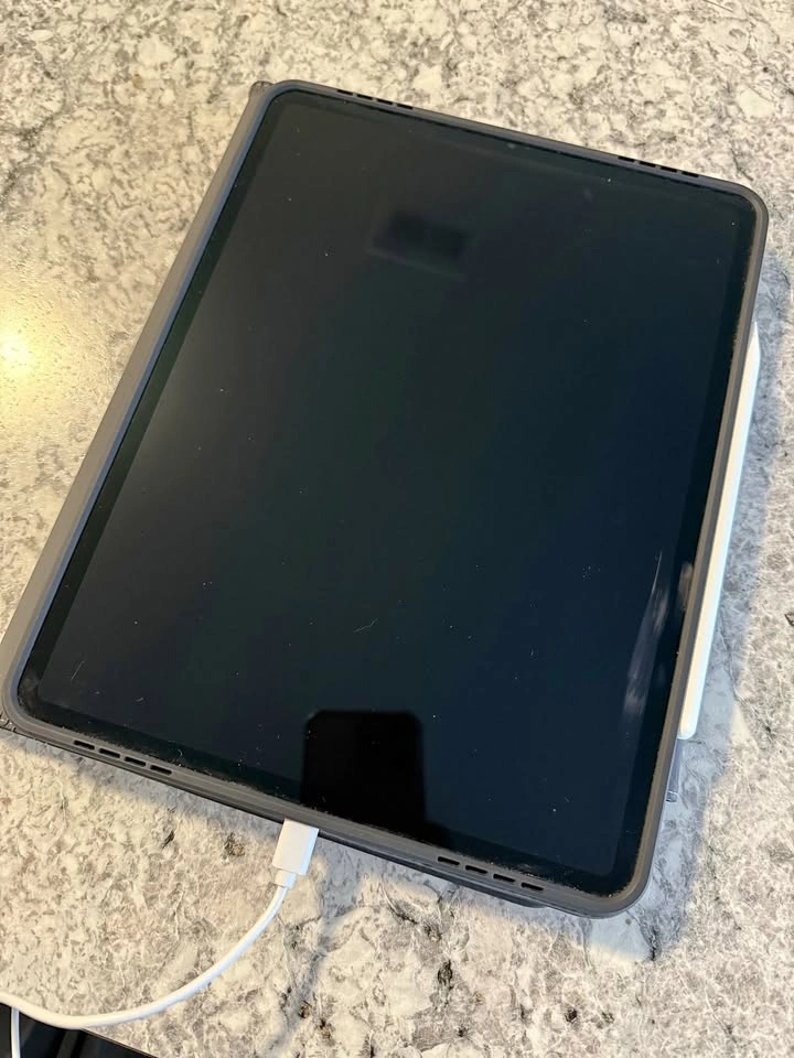 iPad Pro 12.9” (5th Gen) + Apple Pencil + Case – Excellent Condi
