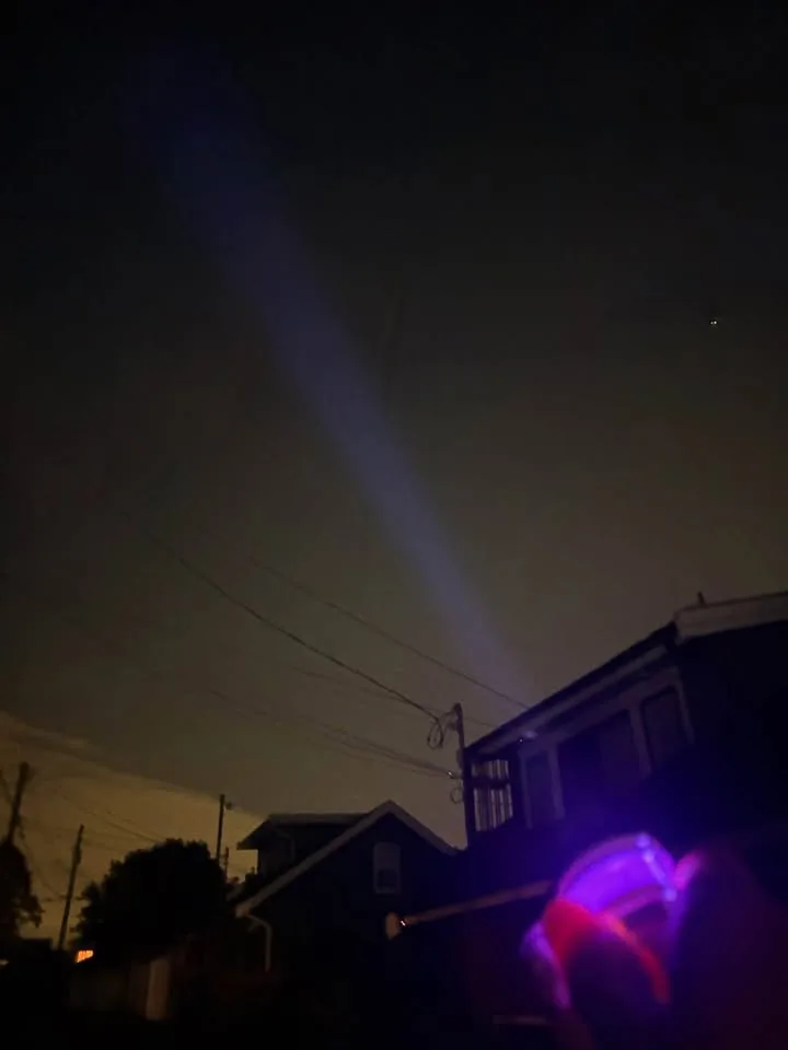 Smiling Shark rechargeable Flashlight image indicator(6)