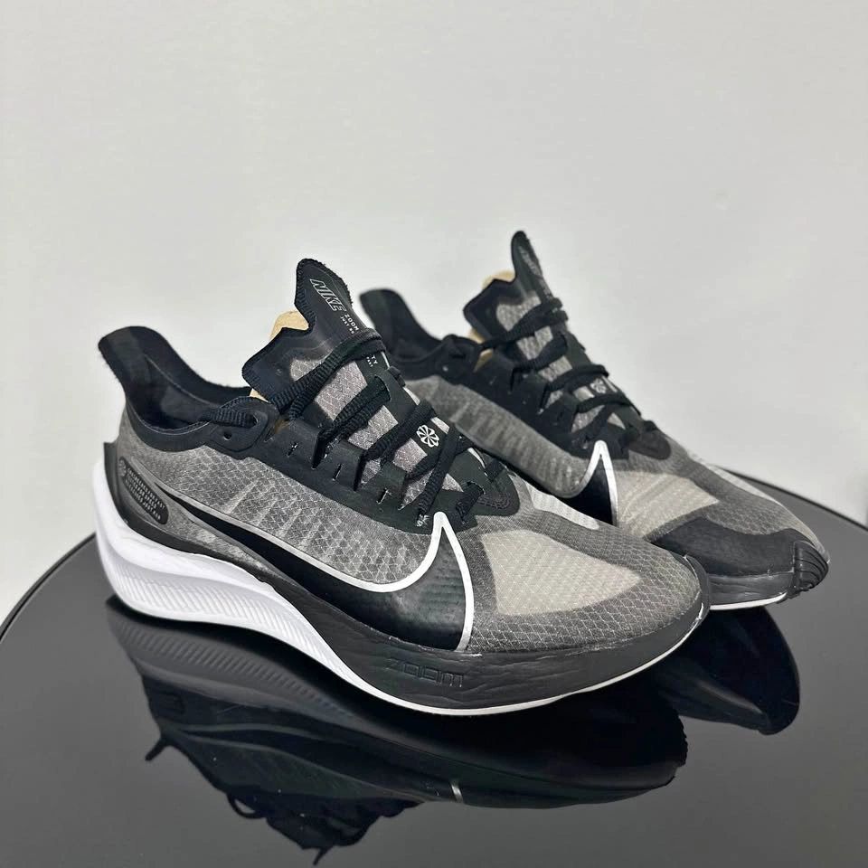 Women's Nike Zoom Gravity Running Sneakers US 9