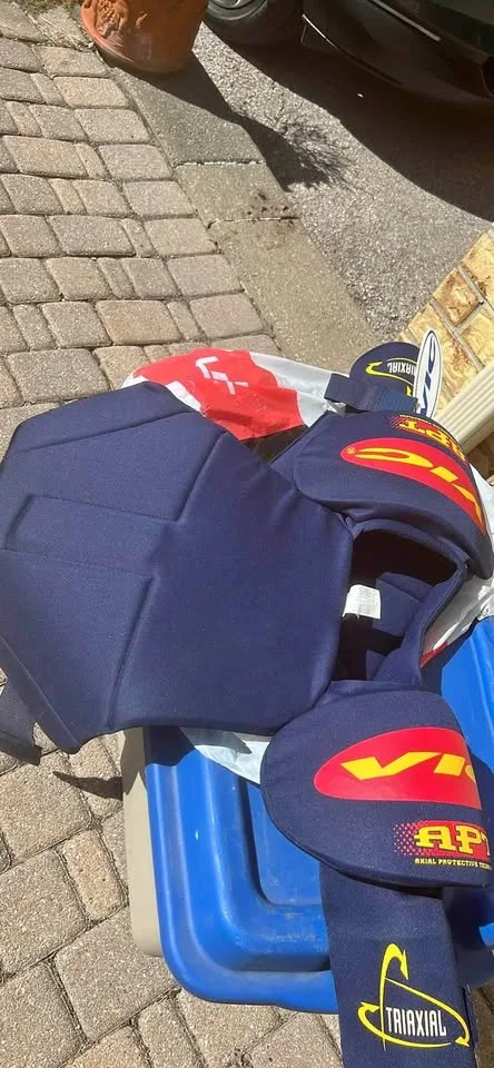 Men’s XL Hockey Shoulder Pads and chest protector - Brand New thumbnail