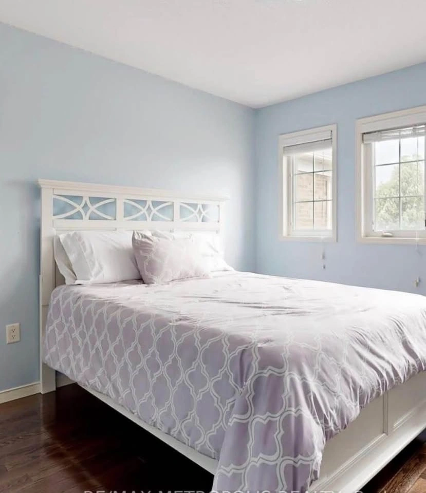 Leon’s Queen White Bed Frame