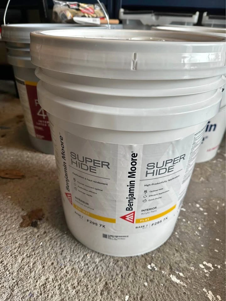 New Full Pail Latex Flat Off White Paint