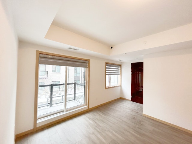 Modern 3 Bed, 2 Bath Townhouse for Rent in Toronto - photo 2
