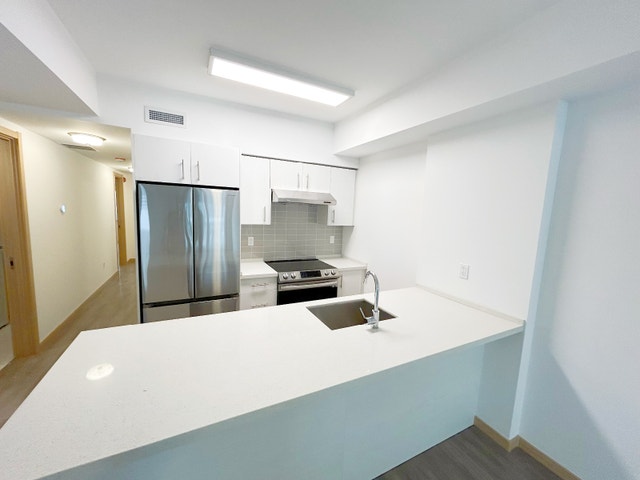 Modern 3 Bed, 2 Bath Townhouse for Rent in Toronto - photo 4