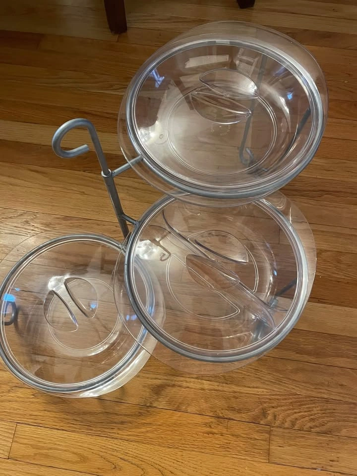 Serving multi leveled trays