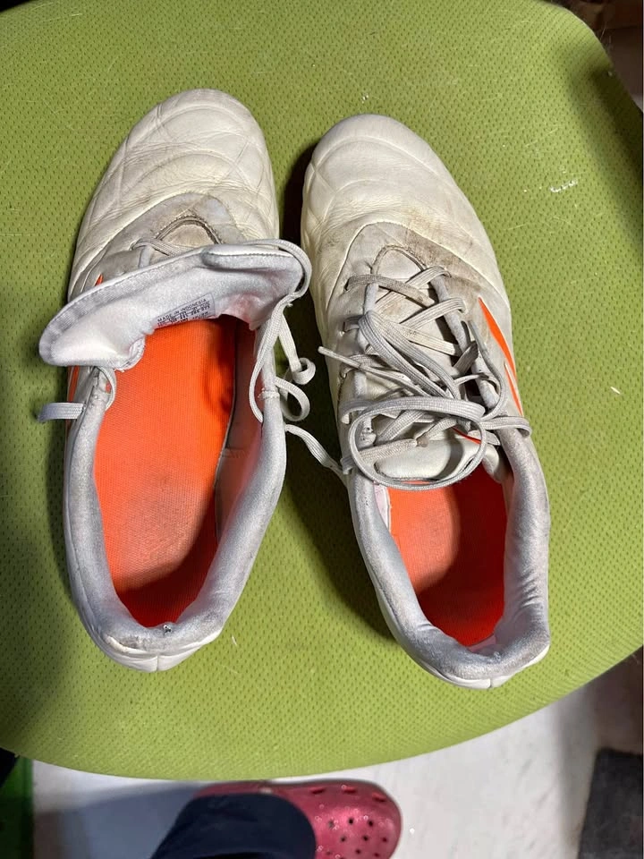 Soccer cleats adult 10.5