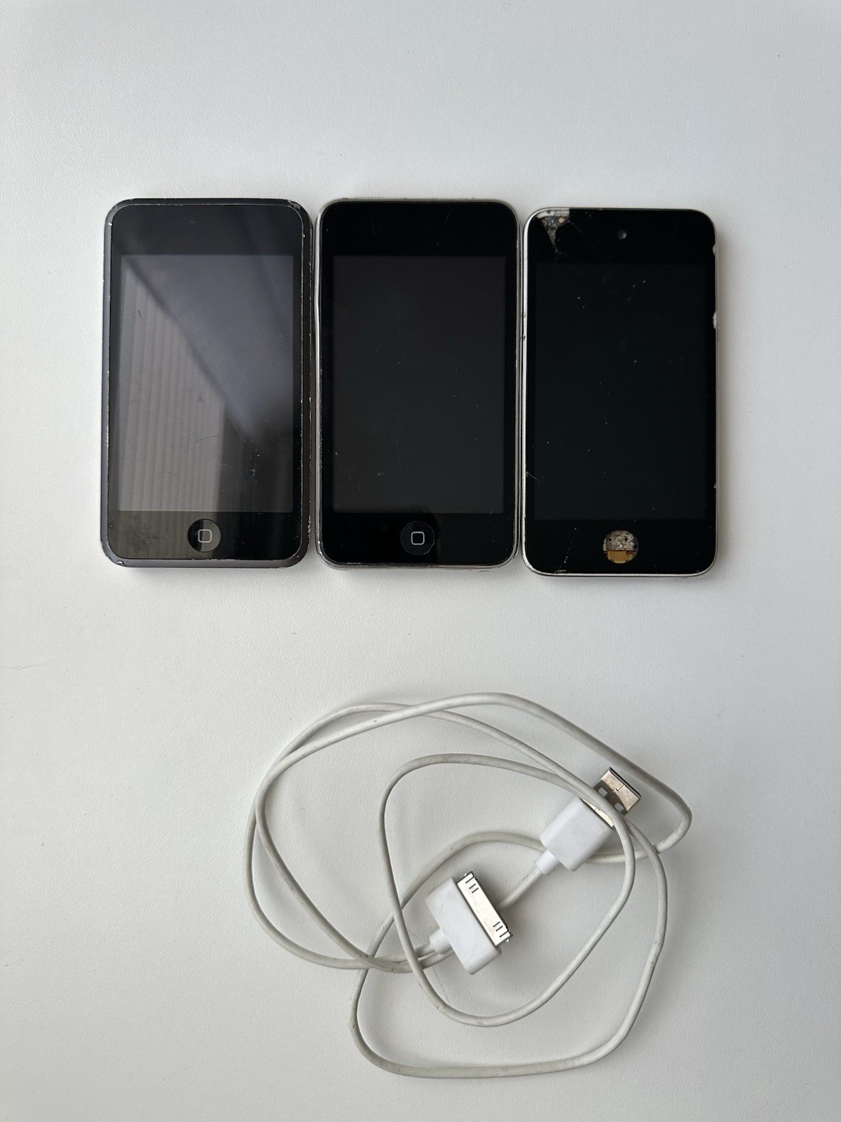 Apple iPod Touch 8GB Lot of 3 For Repair Cracked Screens AS-IS - photo 3