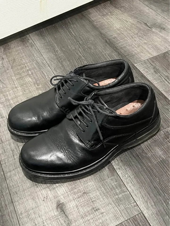 Men’s Size 7 Hush Puppies Black Leather Shoes Extra Wide image indicator(3)