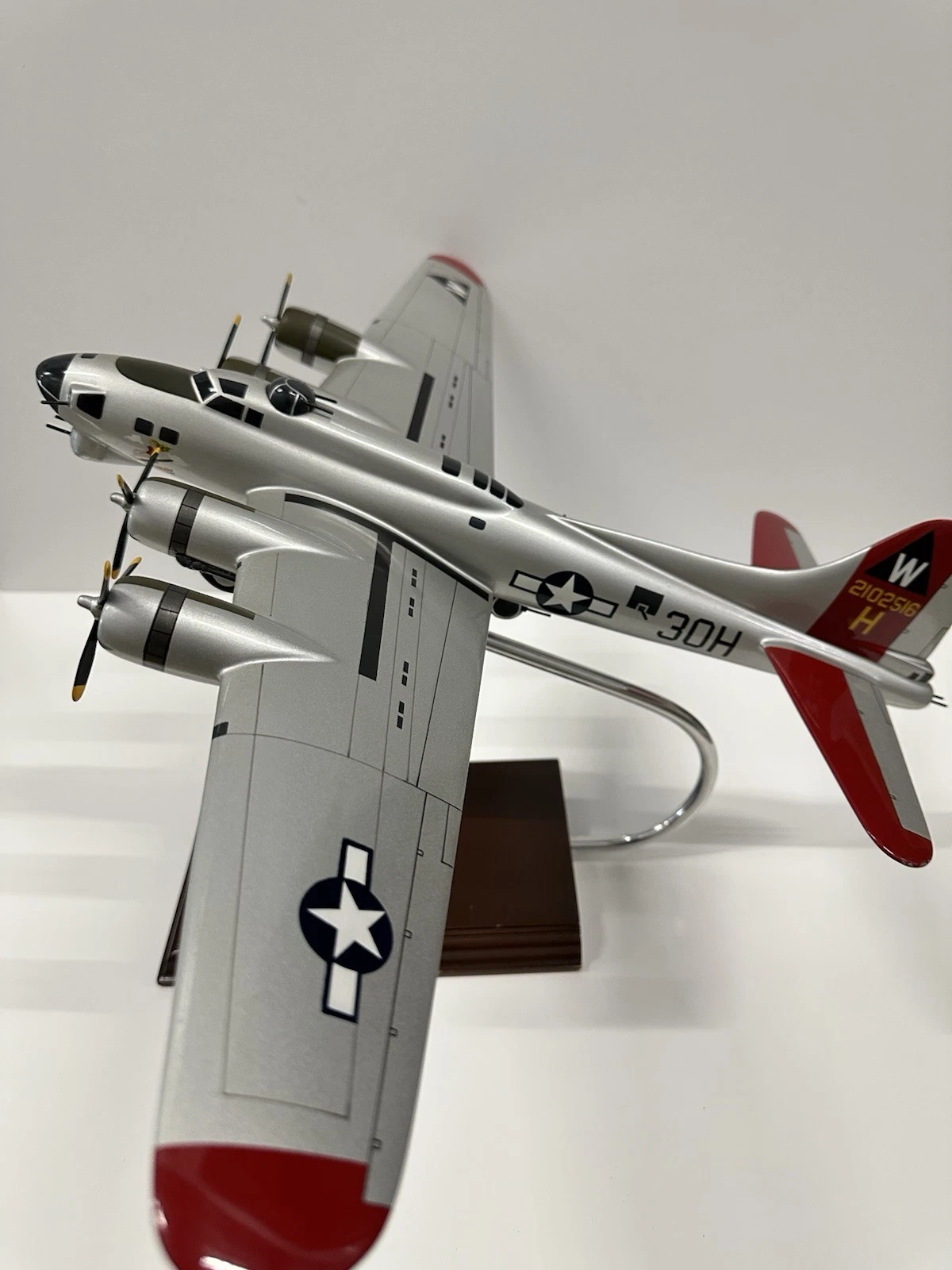 Boeing B-17G Flying Fortress Model Aircraft Wood Base WWII Bombe - photo 3