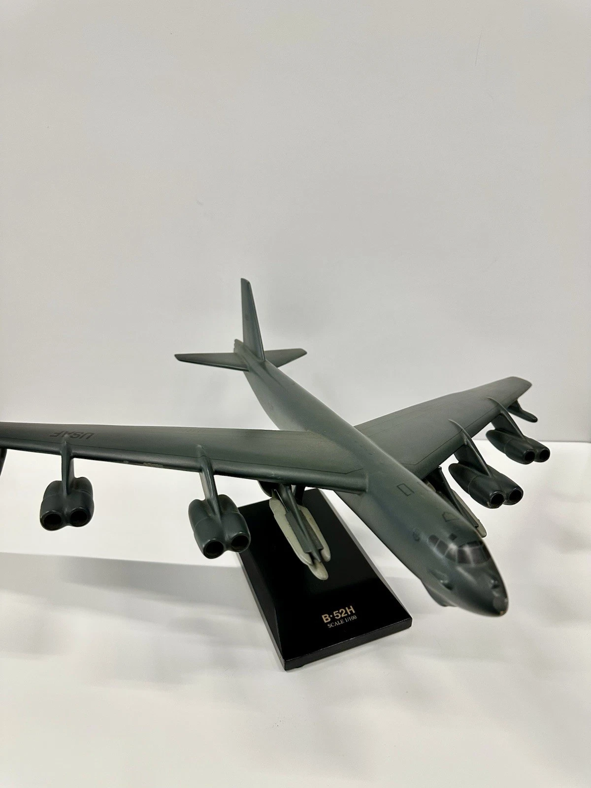 B-52H Stratofortress Model 1:100 Executive Series Daron Display