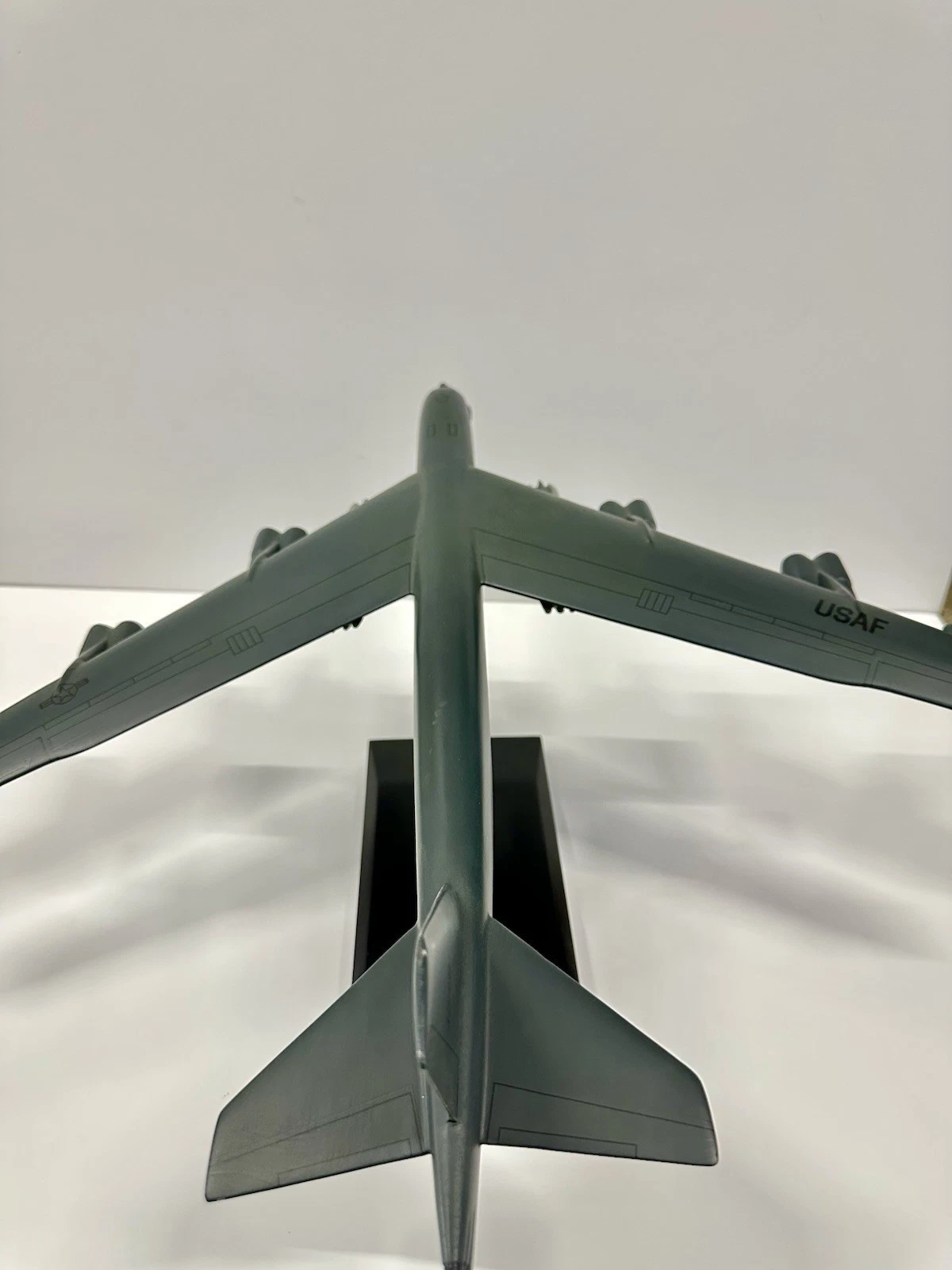 B-52H Stratofortress Model 1:100 Executive Series Daron Display - photo 4