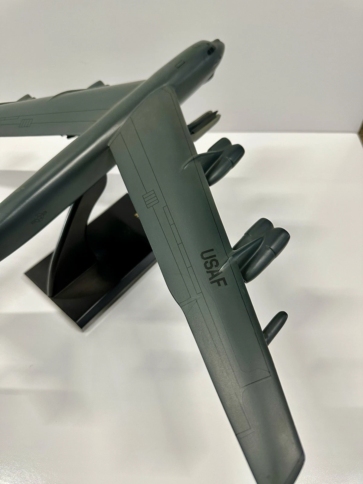 B-52H Stratofortress Model 1:100 Executive Series Daron Display - photo 5