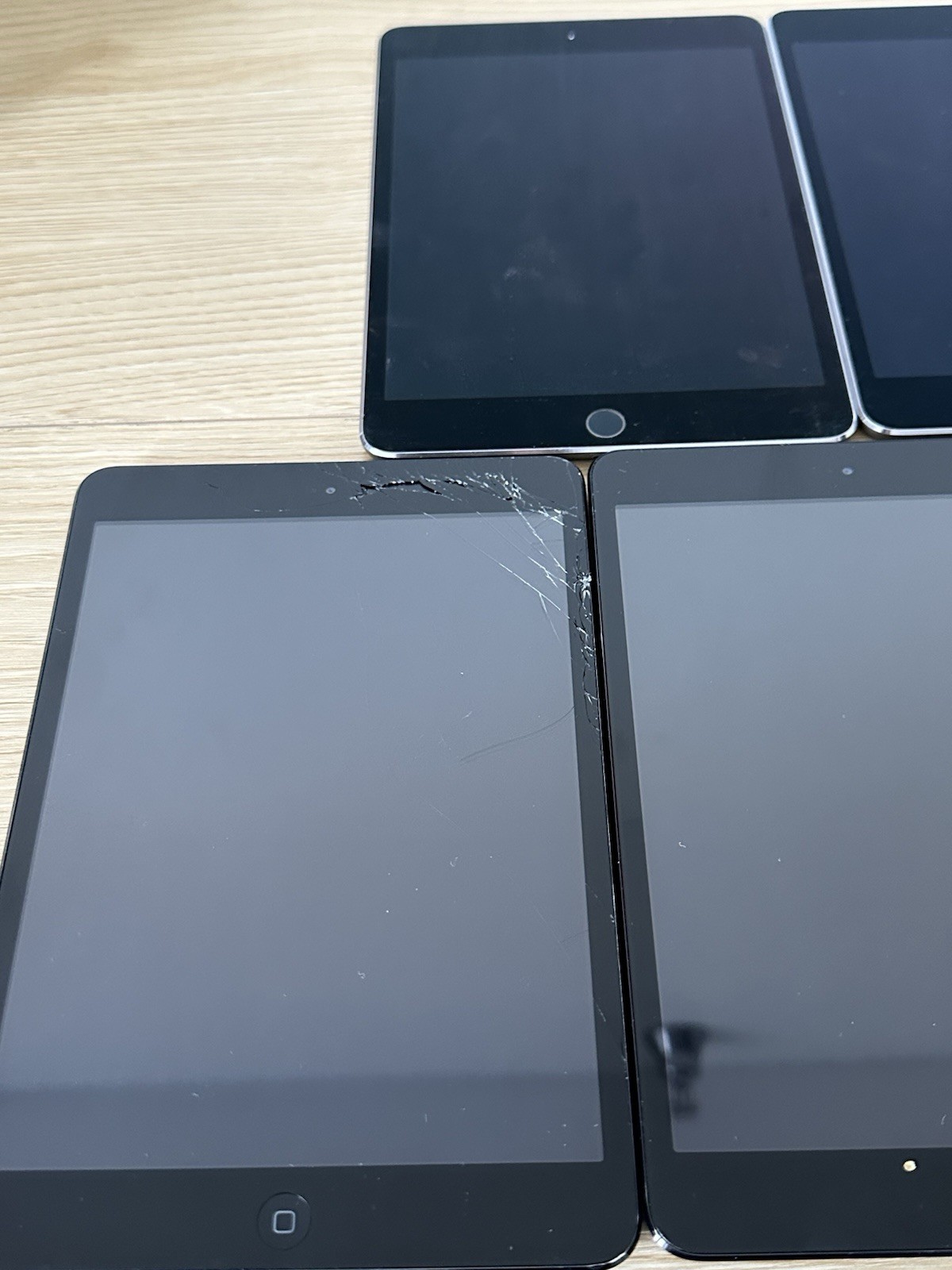Lot of 5 Apple iPad Tablets A1538 & A1432 - photo 2