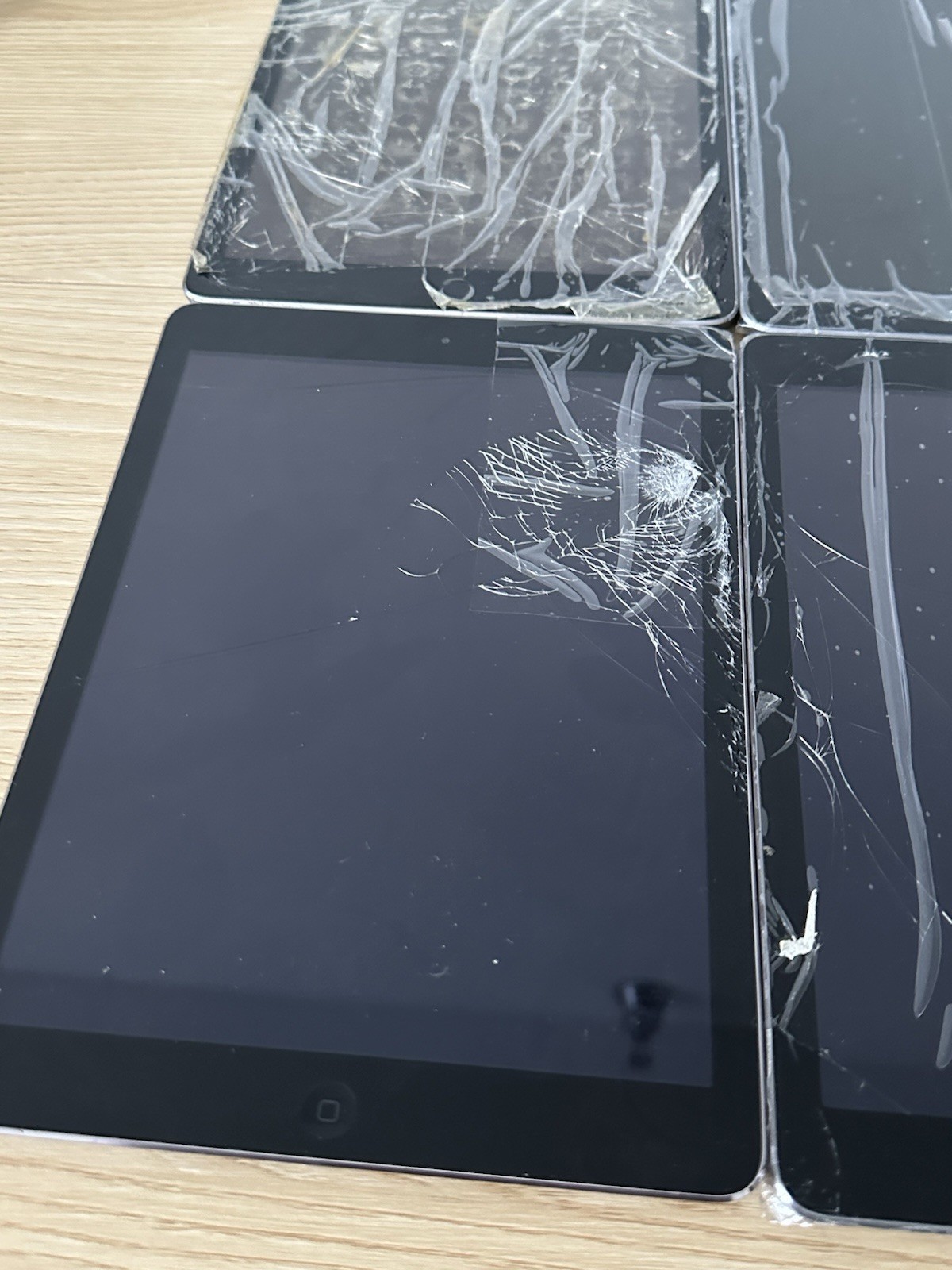 iPad Parts/Repair Lot (4) - Cracked Screens - AS IS - photo 2