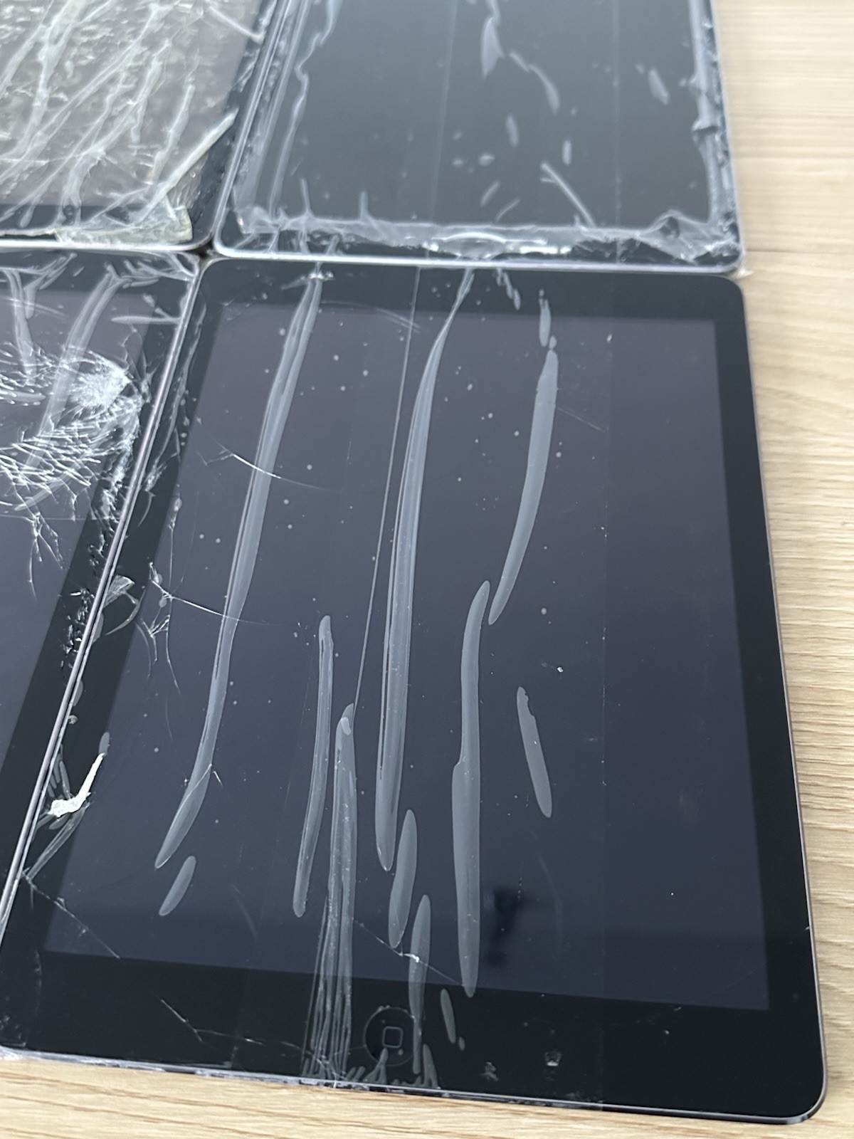 iPad Parts/Repair Lot (4) - Cracked Screens - AS IS - photo 3