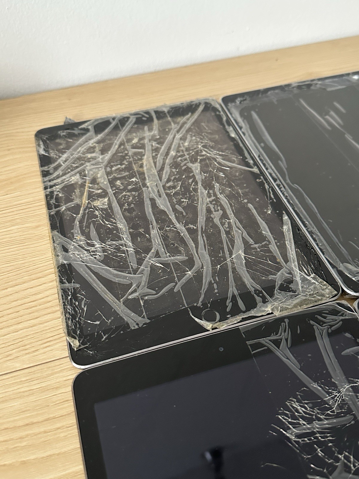 iPad Parts/Repair Lot (4) - Cracked Screens - AS IS - photo 4