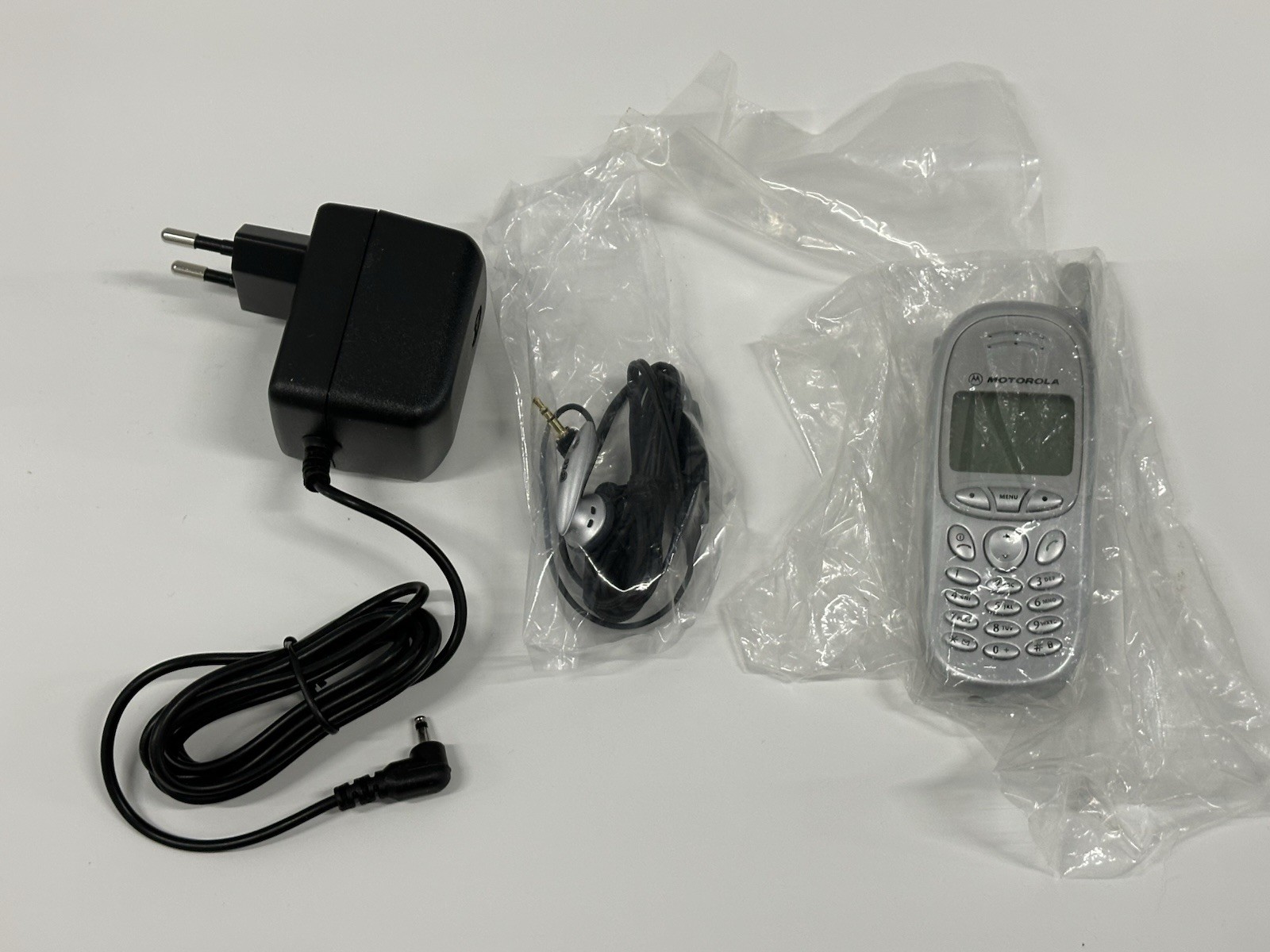 Motorola T191 Vintage GSM Cell Phone New In Box w/ Charger & Hea - photo 4
