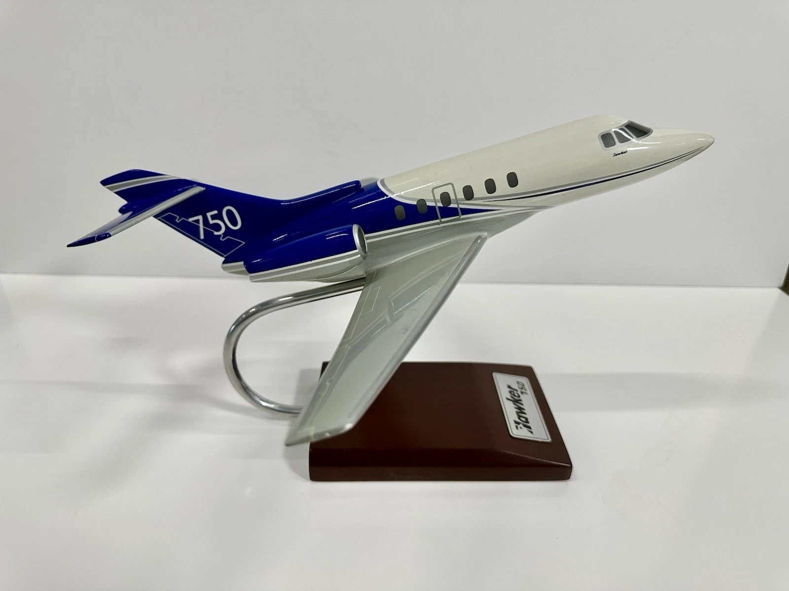 Hawker 750 Model Airplane 1/48 Display Stand Business Jet - photo 2