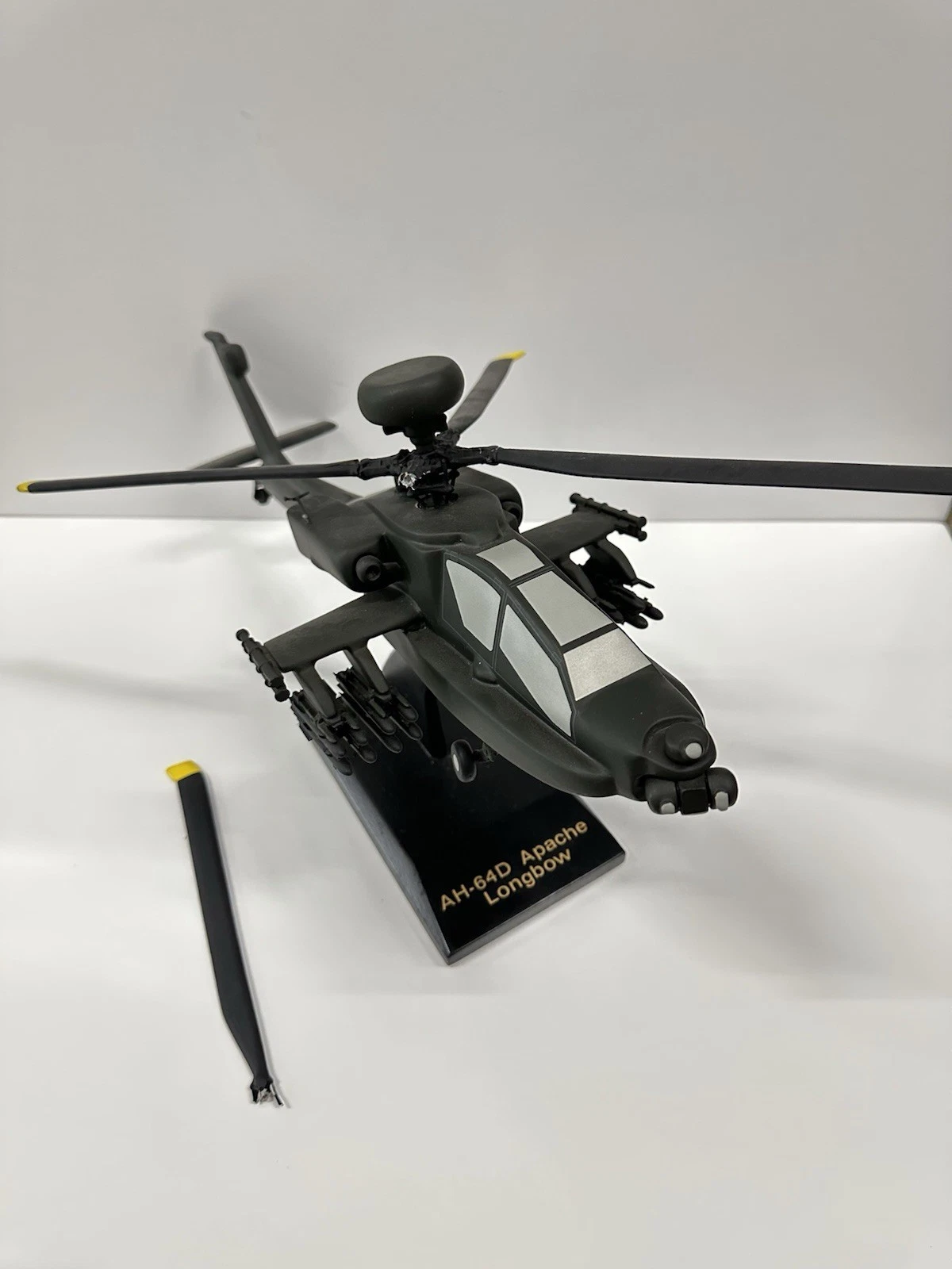 Apache AH-64D Longbow 1:32 Model Helicopter w/ Stand - Damaged