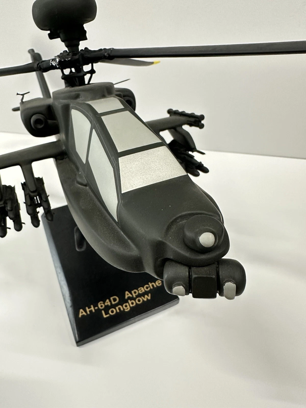 Apache AH-64D Longbow 1:32 Model Helicopter w/ Stand - Damaged - photo 2