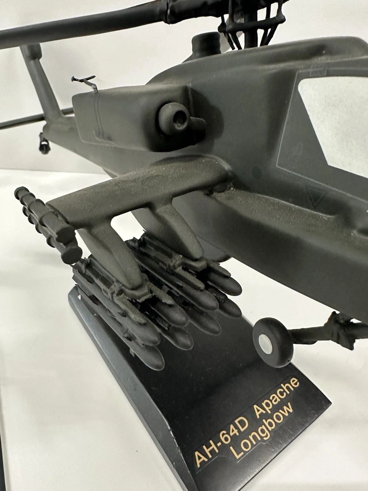 Apache AH-64D Longbow 1:32 Model Helicopter w/ Stand - Damaged - photo 3