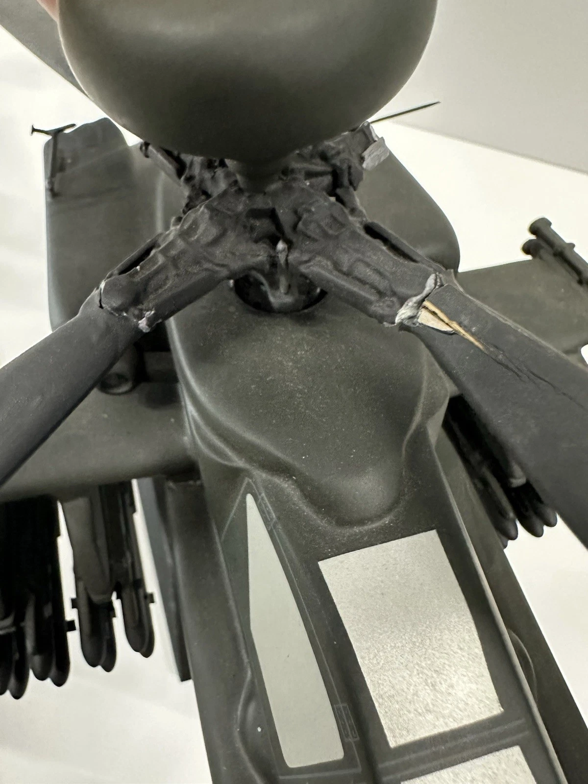 Apache AH-64D Longbow 1:32 Model Helicopter w/ Stand - Damaged - photo 5