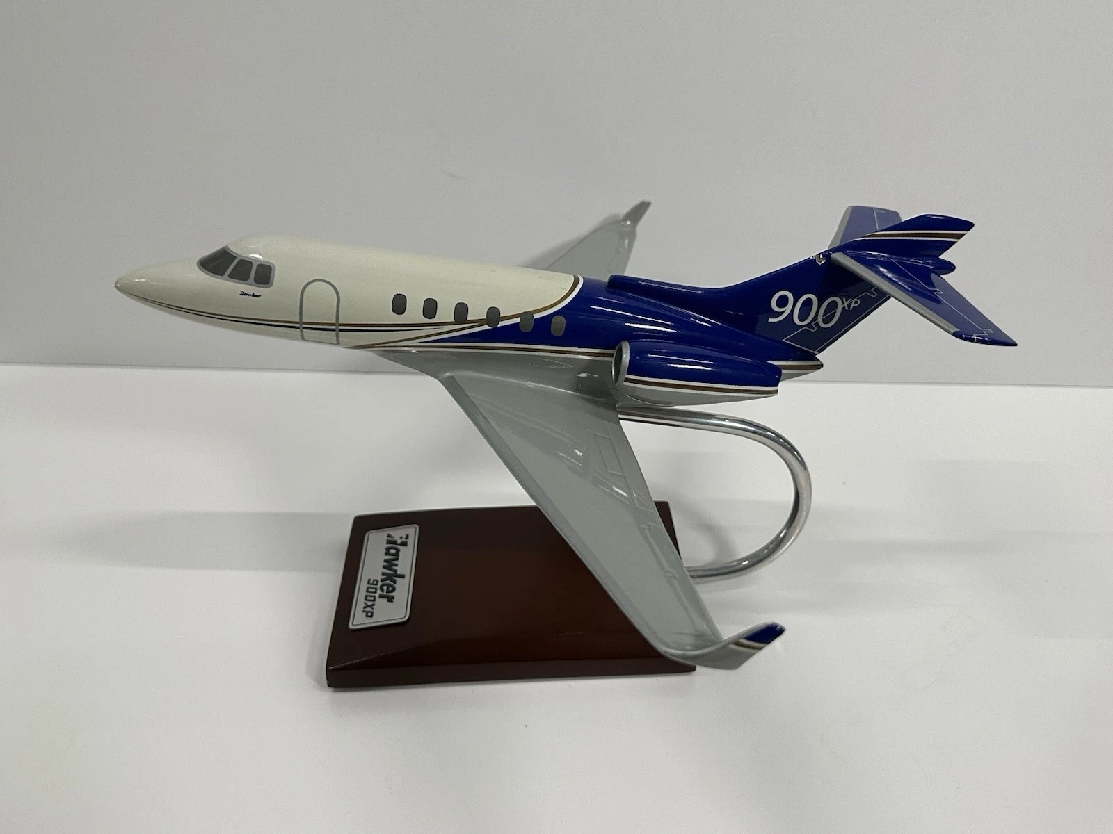 Hawker 900XP Jet Model 1/48 Wood Stand Aircraft Display Plane - photo 2
