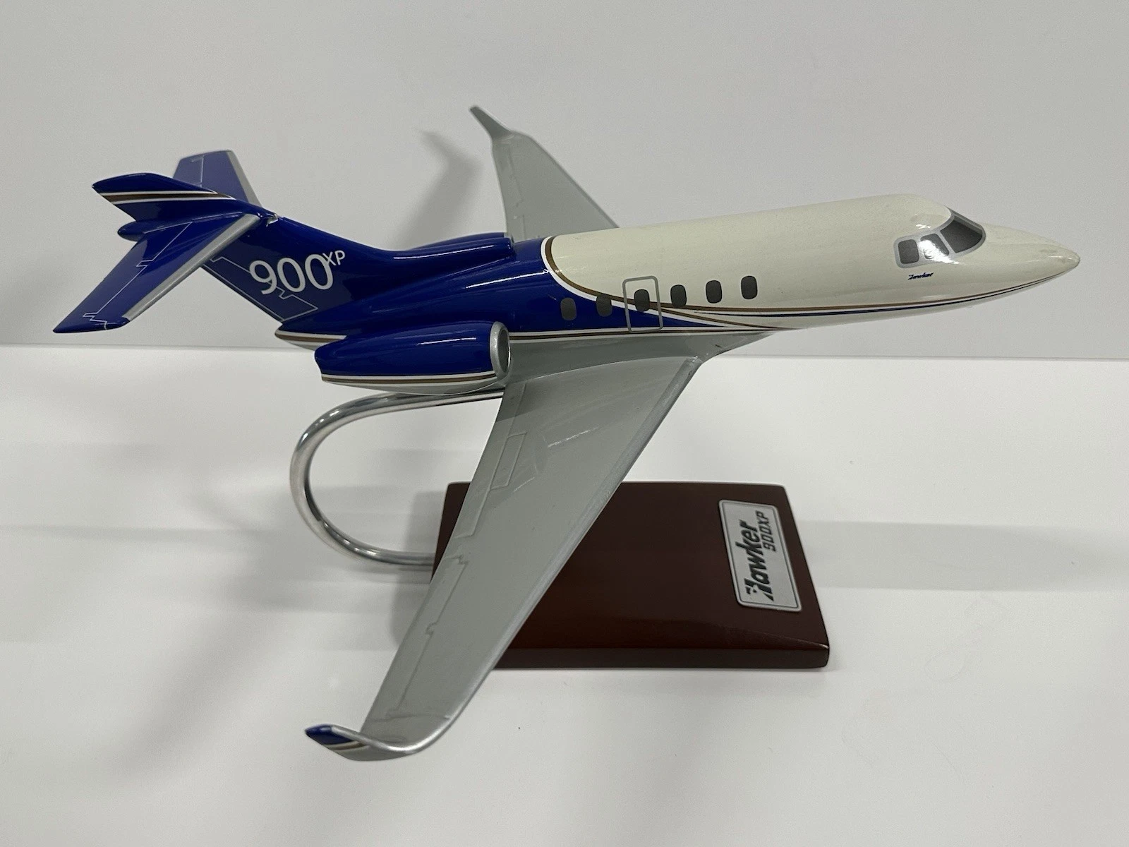 Hawker 900XP Jet Model 1/48 Wood Stand Aircraft Display Plane - photo 3