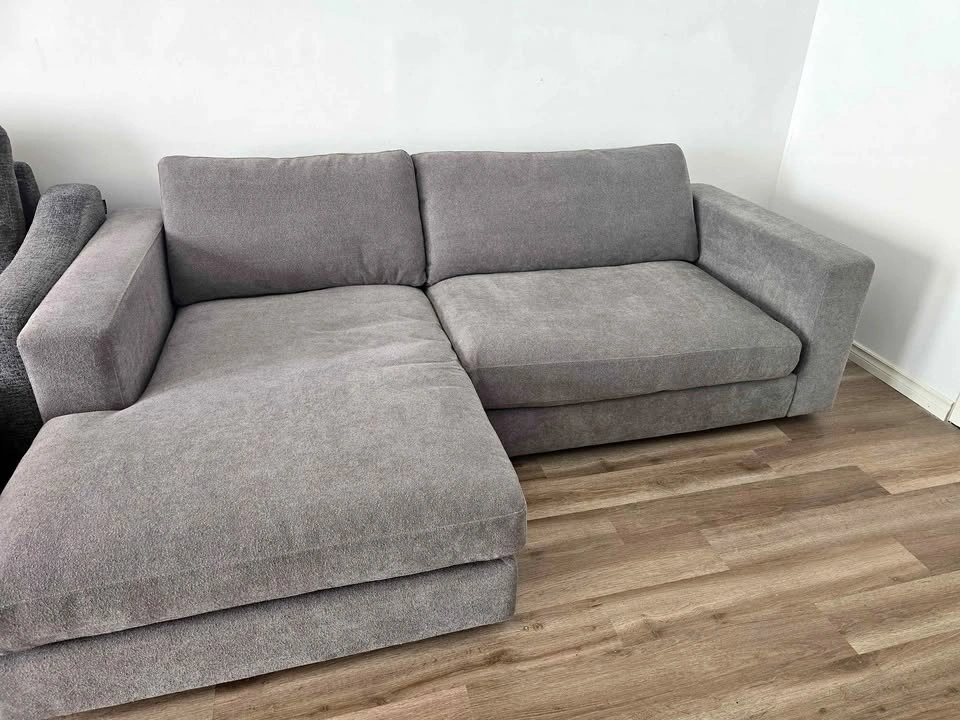 Stylish Modern Sectional with Chaise