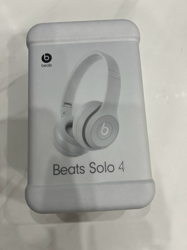 Beats Solo 4 (SEALED)