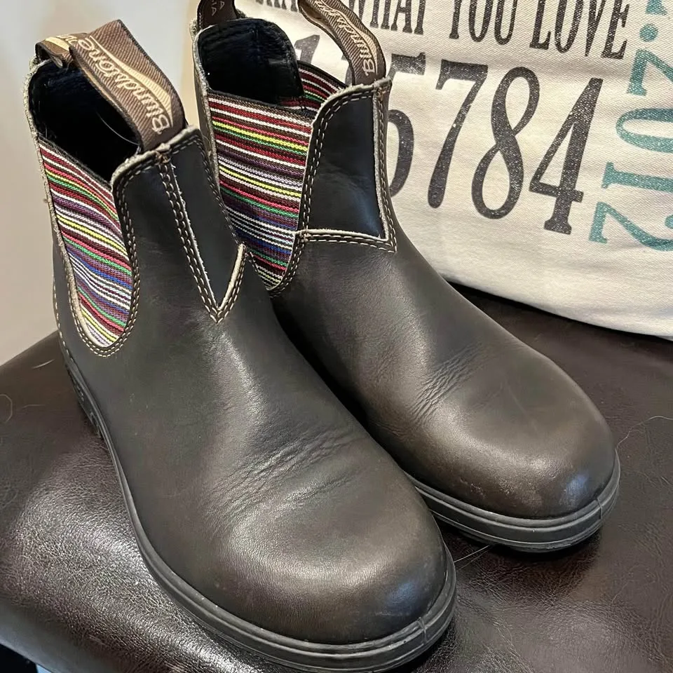 Blundstone Boots Size 4.5 Women’s 7.5 Limited Edition Like New image indicator(2)