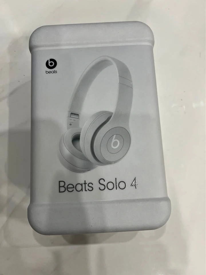 BRAND NEW Beats Solo 4