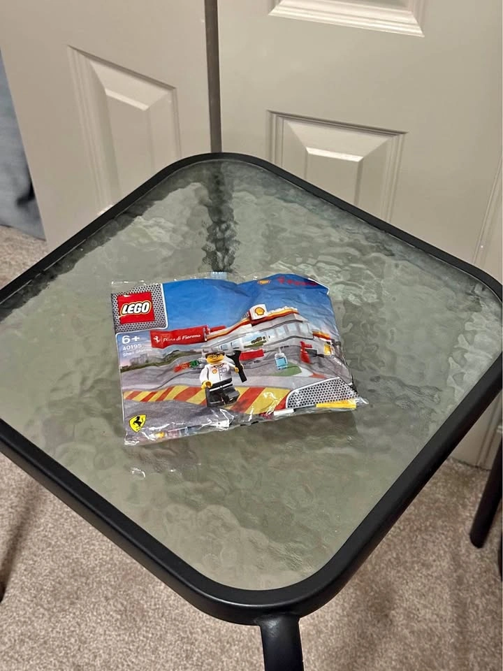 40195 - Ferrari - Shell Station LEGO Set