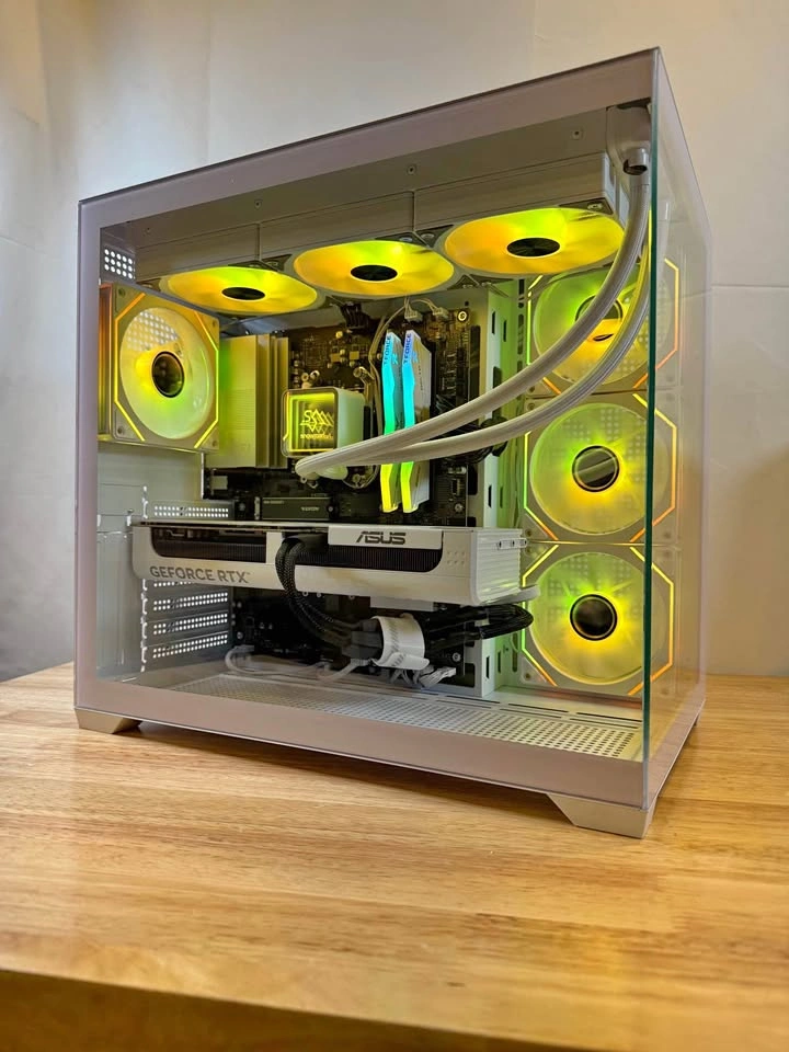 RTX 5070 | Ryzen 7 9700x | 32GB RAM | 1TB SSD White Gaming PC