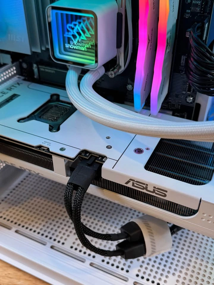 RTX 5070 | Ryzen 7 9700x | 32GB RAM | 1TB SSD White Gaming PC - photo 3