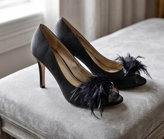🔥 LE CHÂTEAU Black Feather Heels - Size 7 - ONLY $10! 🔥