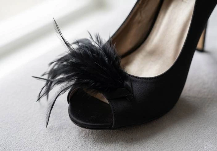 🔥 LE CHÂTEAU Black Feather Heels - Size 7 - ONLY $10! 🔥 - photo 2
