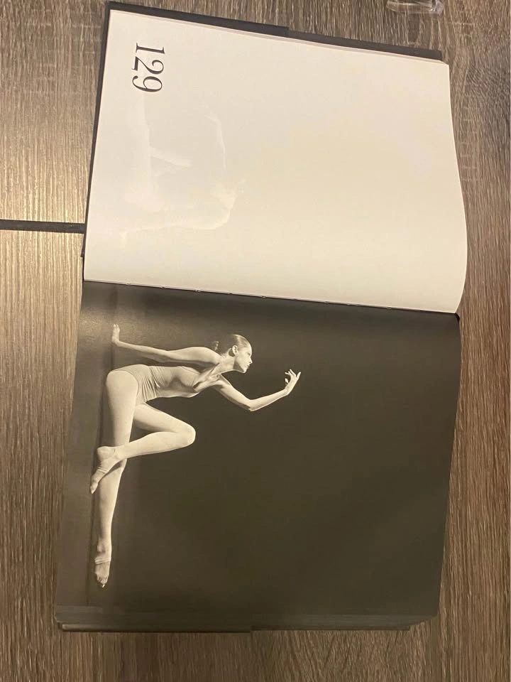 Study of Pose: 1,000 Poses by Coco Rocha - SIGNED - photo 4