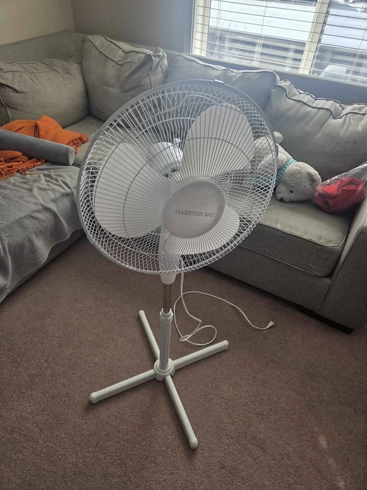 Hampton Bay 16" Pedestal Fan — Like New Condition! - photo 2