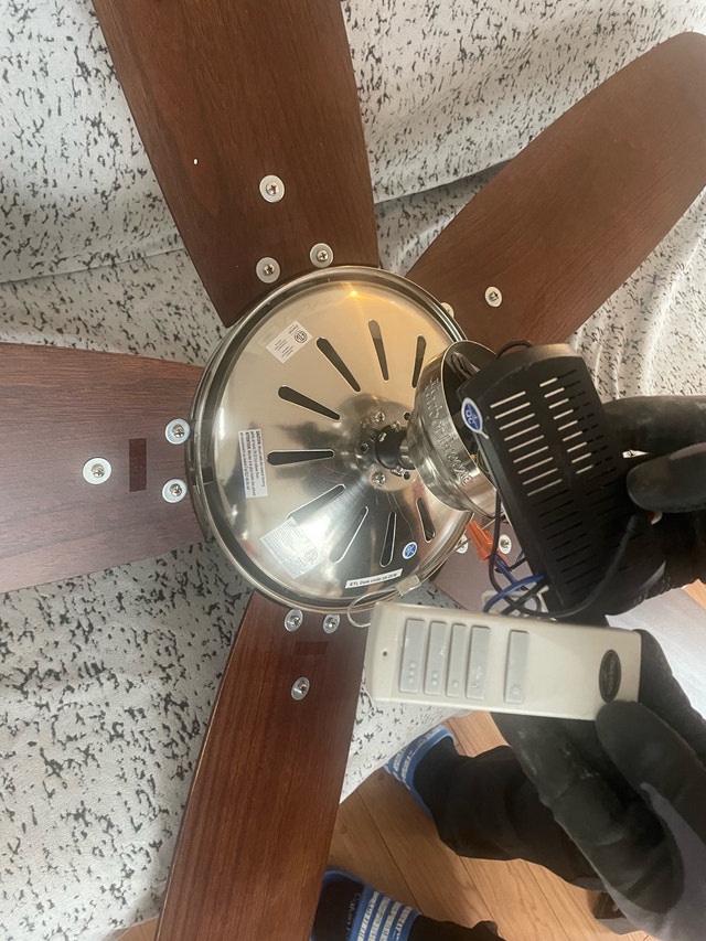 Ceiling fan with light and remote - photo 2