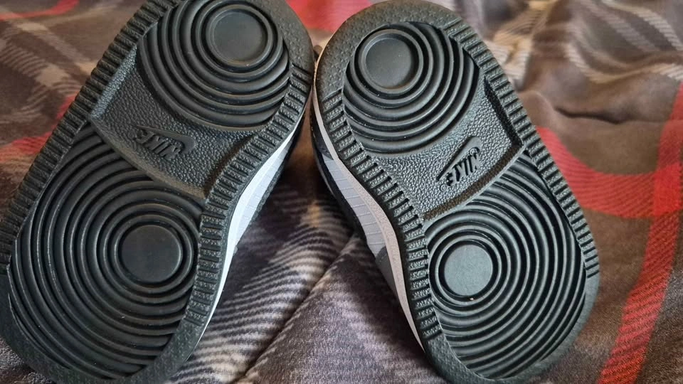 Size 3 infant Nike shoes - photo 2