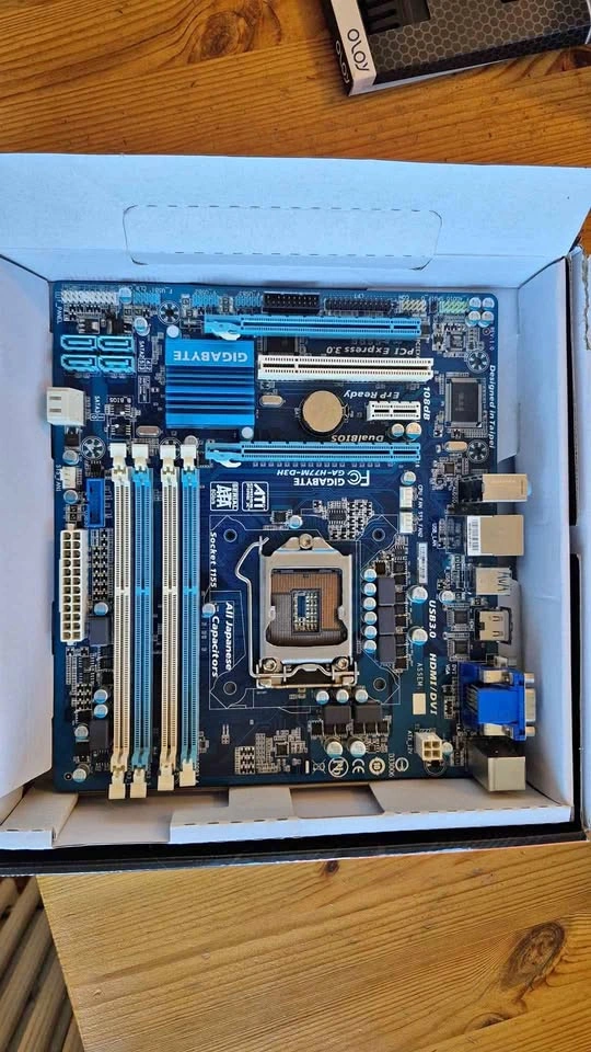Gigabyte GA-H77M-D3H Motherboard
