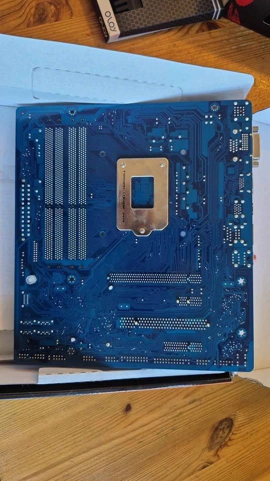 Gigabyte GA-H77M-D3H Motherboard - photo 2