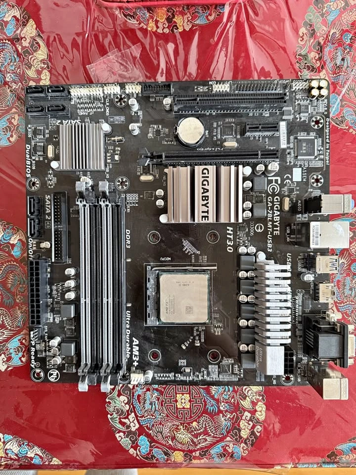Gigabyte GA-78LMT-USB3 Motherboard + AMD FX Processor