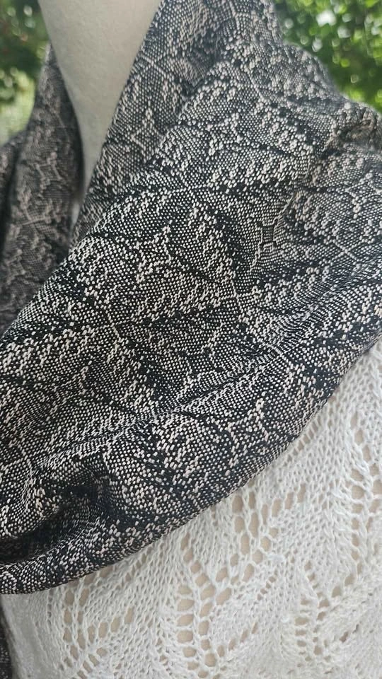 Hand woven wool scarf - photo 2