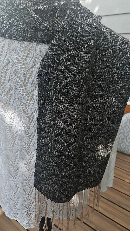 Hand woven wool scarf - photo 4